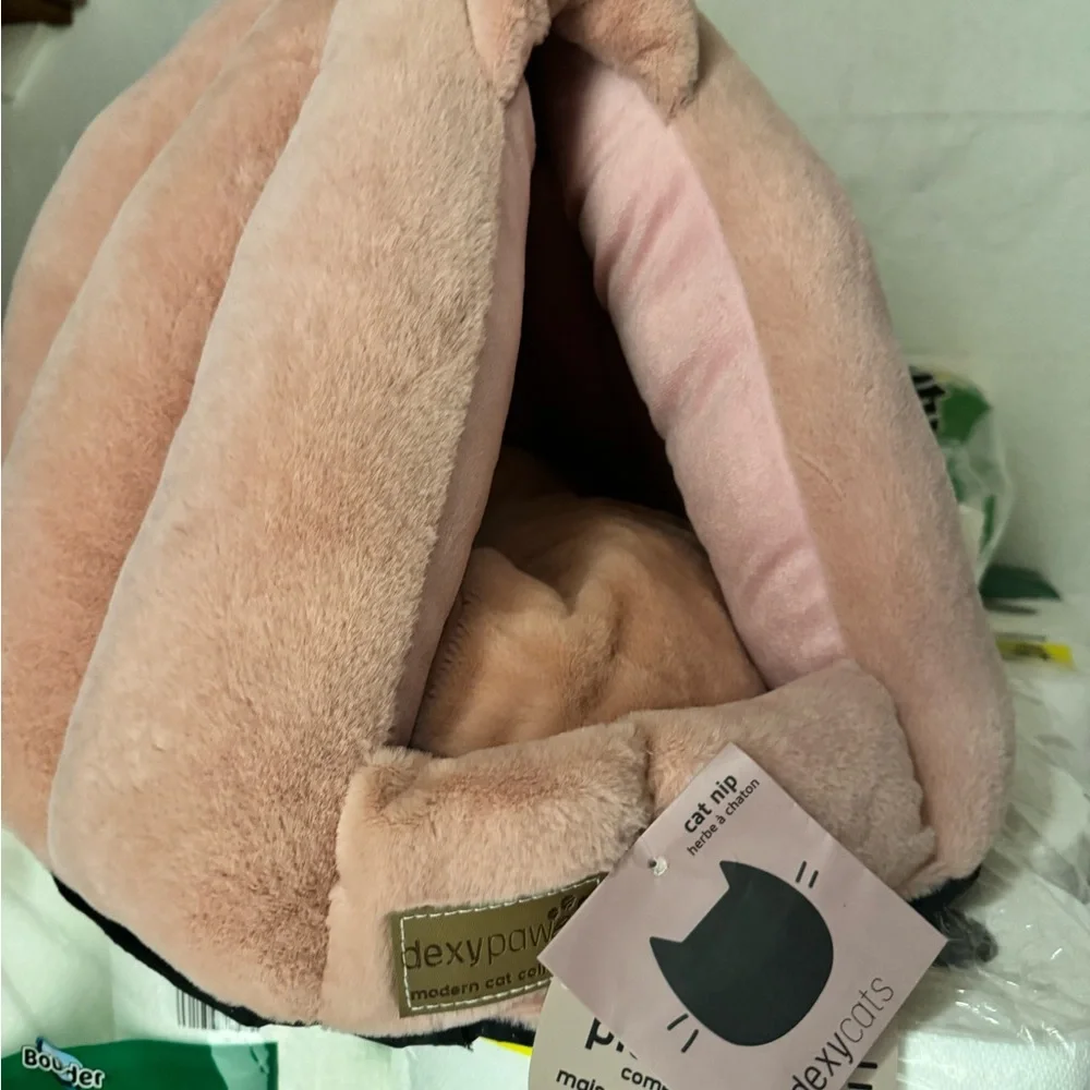 Cozy Pink Cat Bed - catnip - new with tags cozy tee pee style pink bed for cats